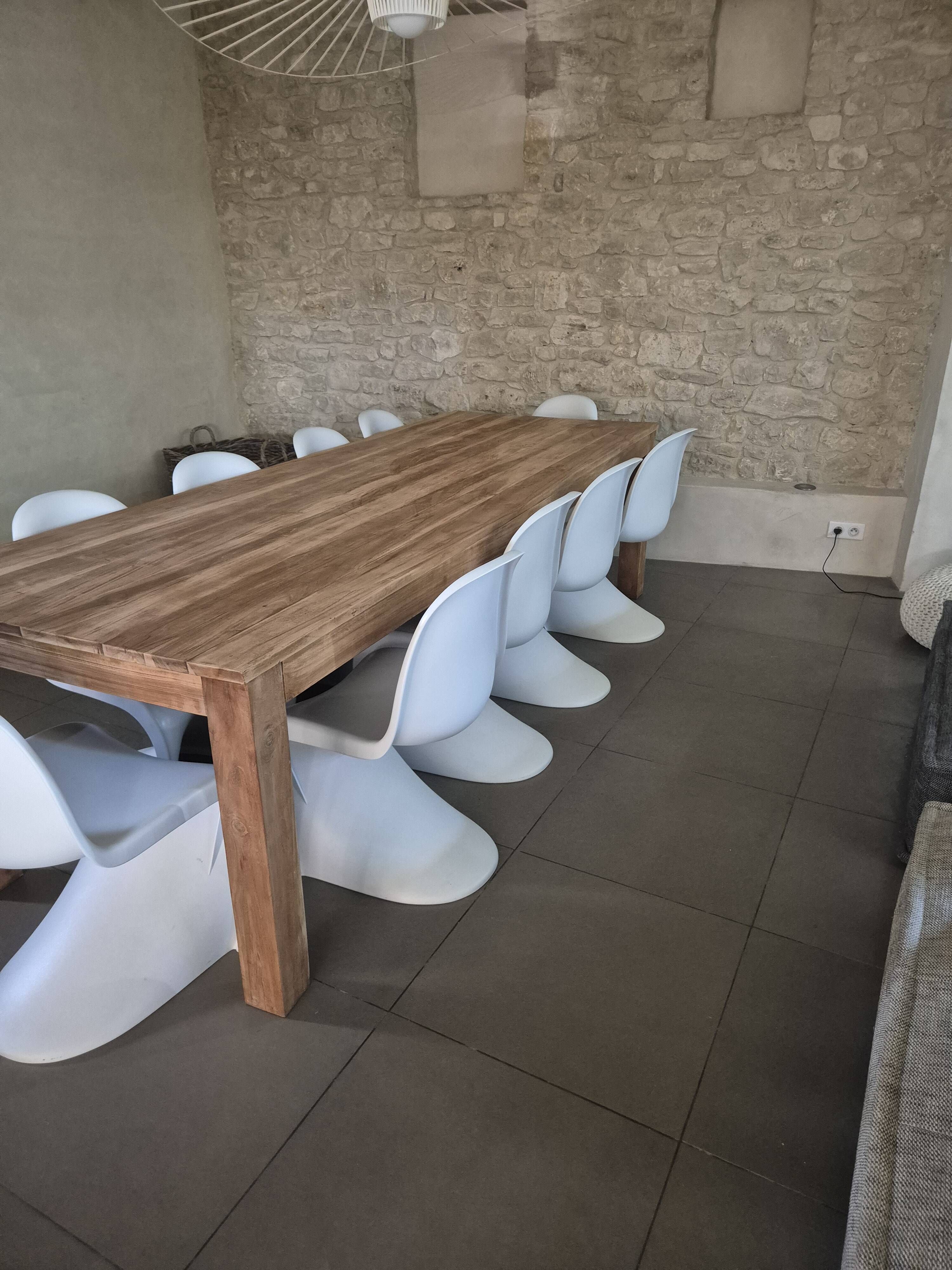 10 white chairs in the style of Verner Panton