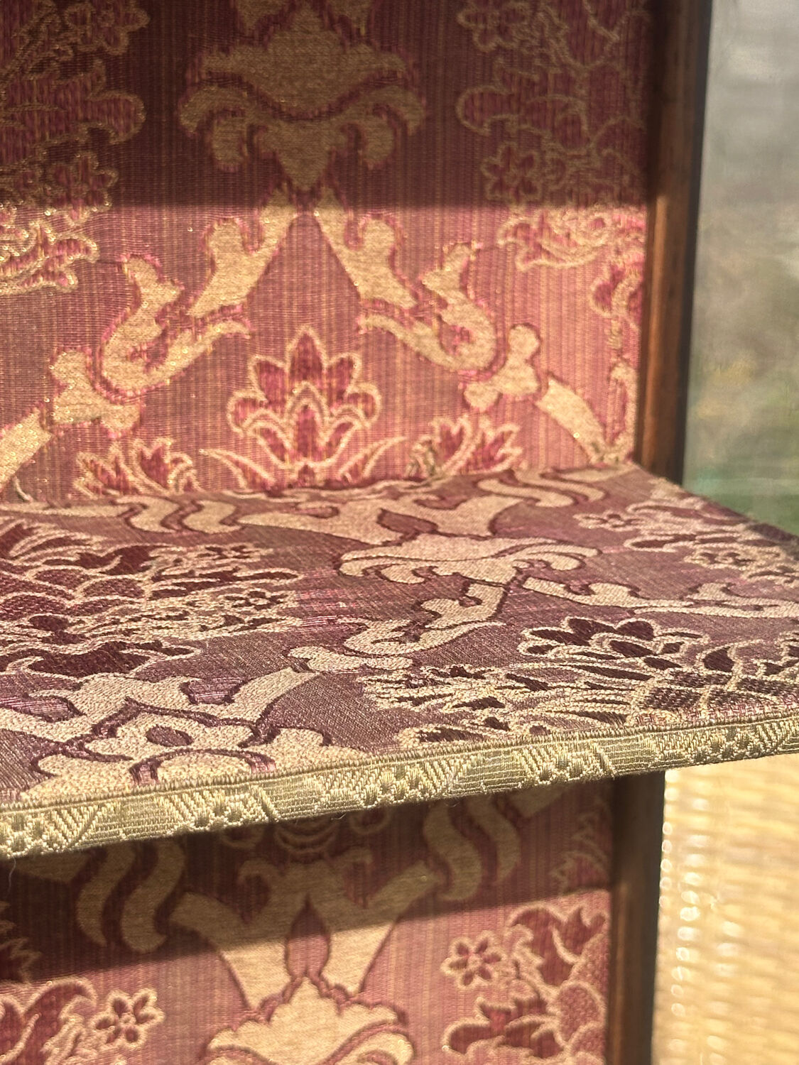 Small display cabinet to place in carved solid oak, 19th century.