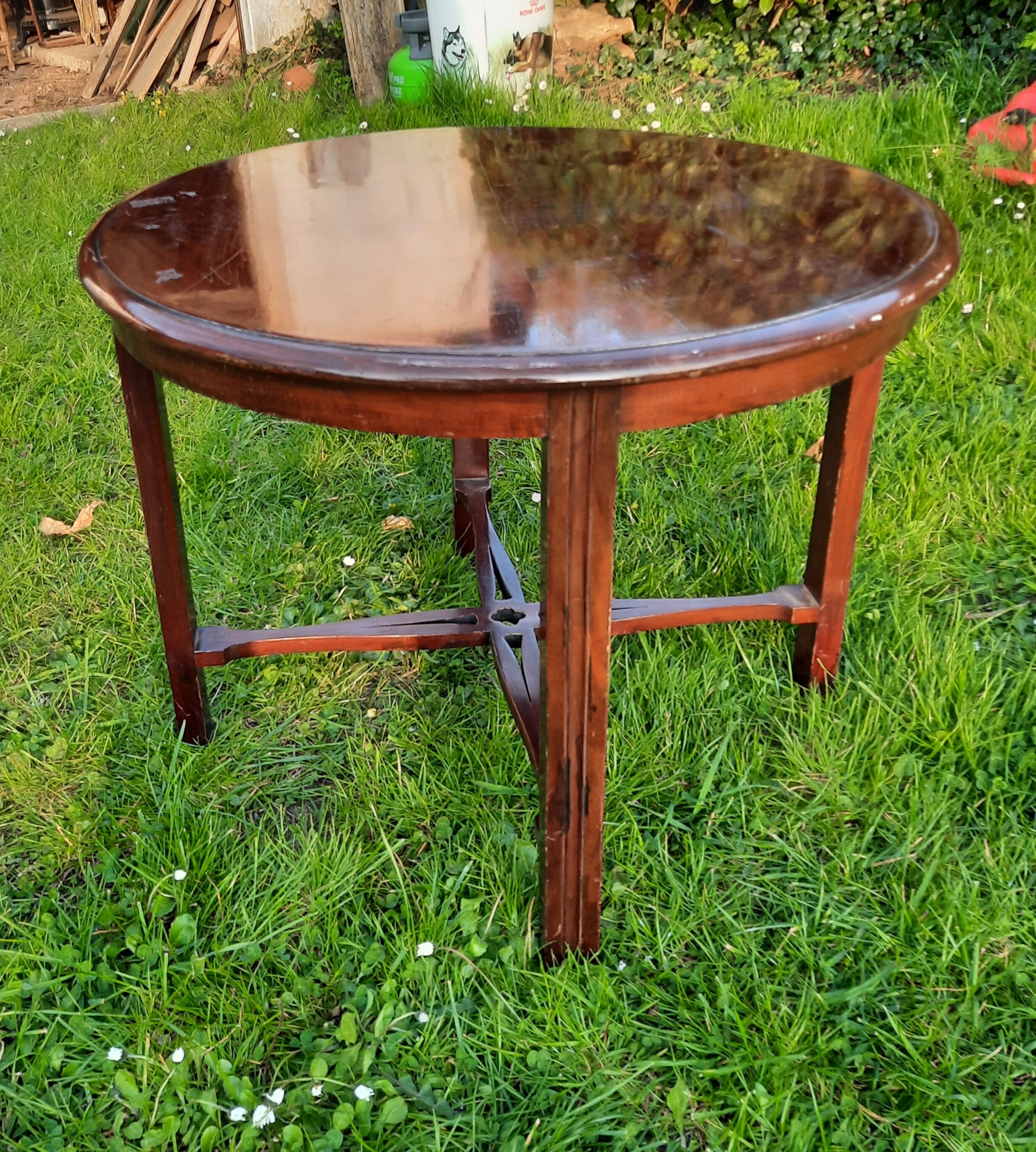 Circular coffee table