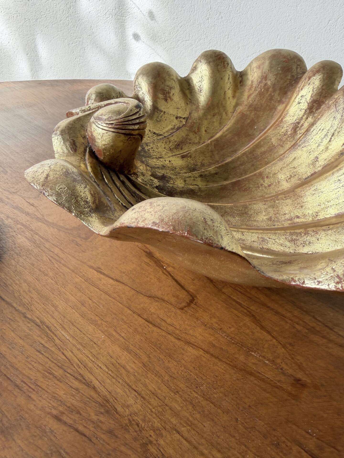 Immense wooden plate 1900 shell with golden patina