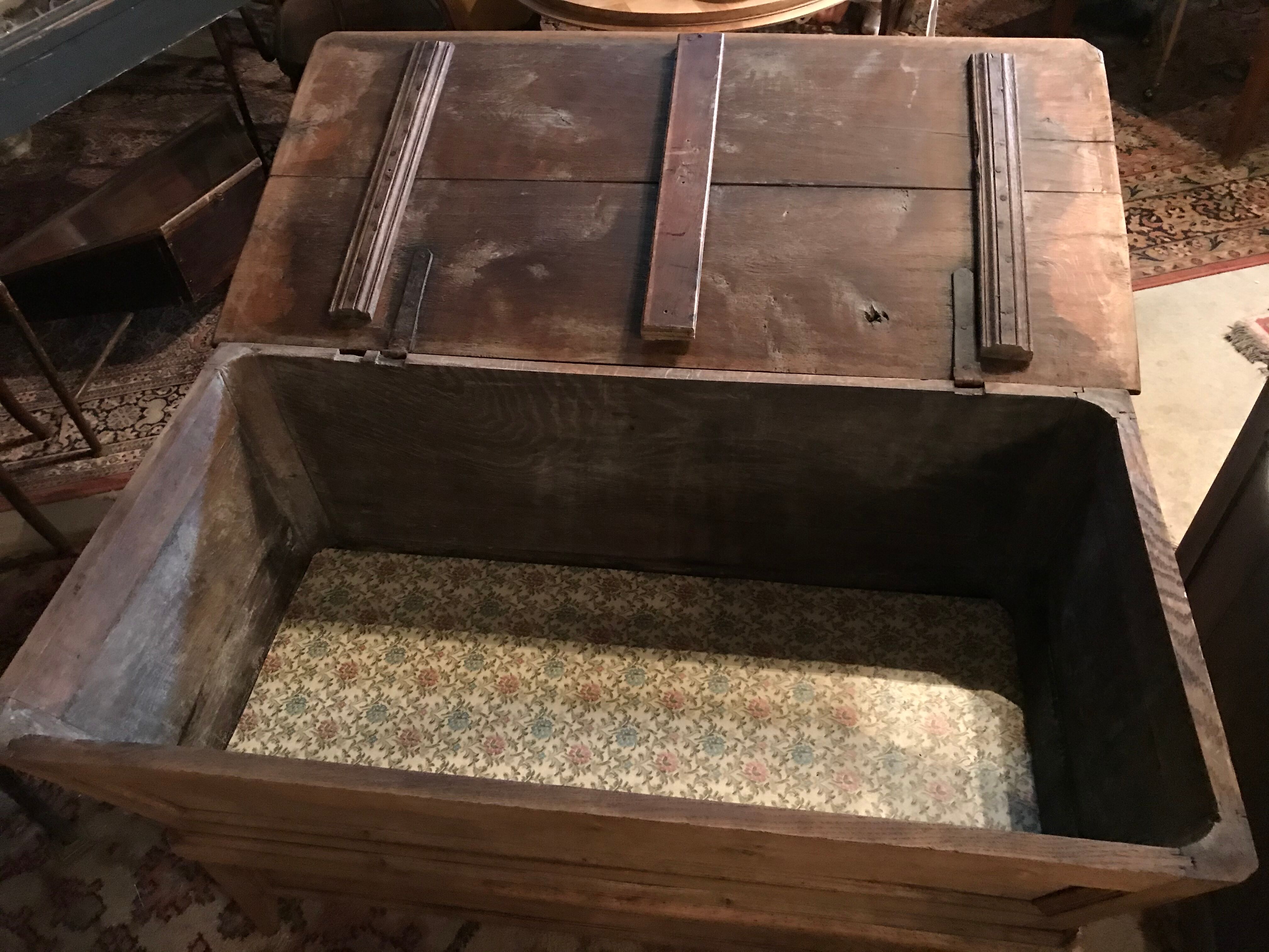 Box Pétrin in oak XIXeme decapé