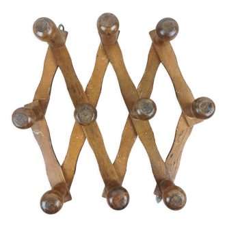 Extendable wall coat rack