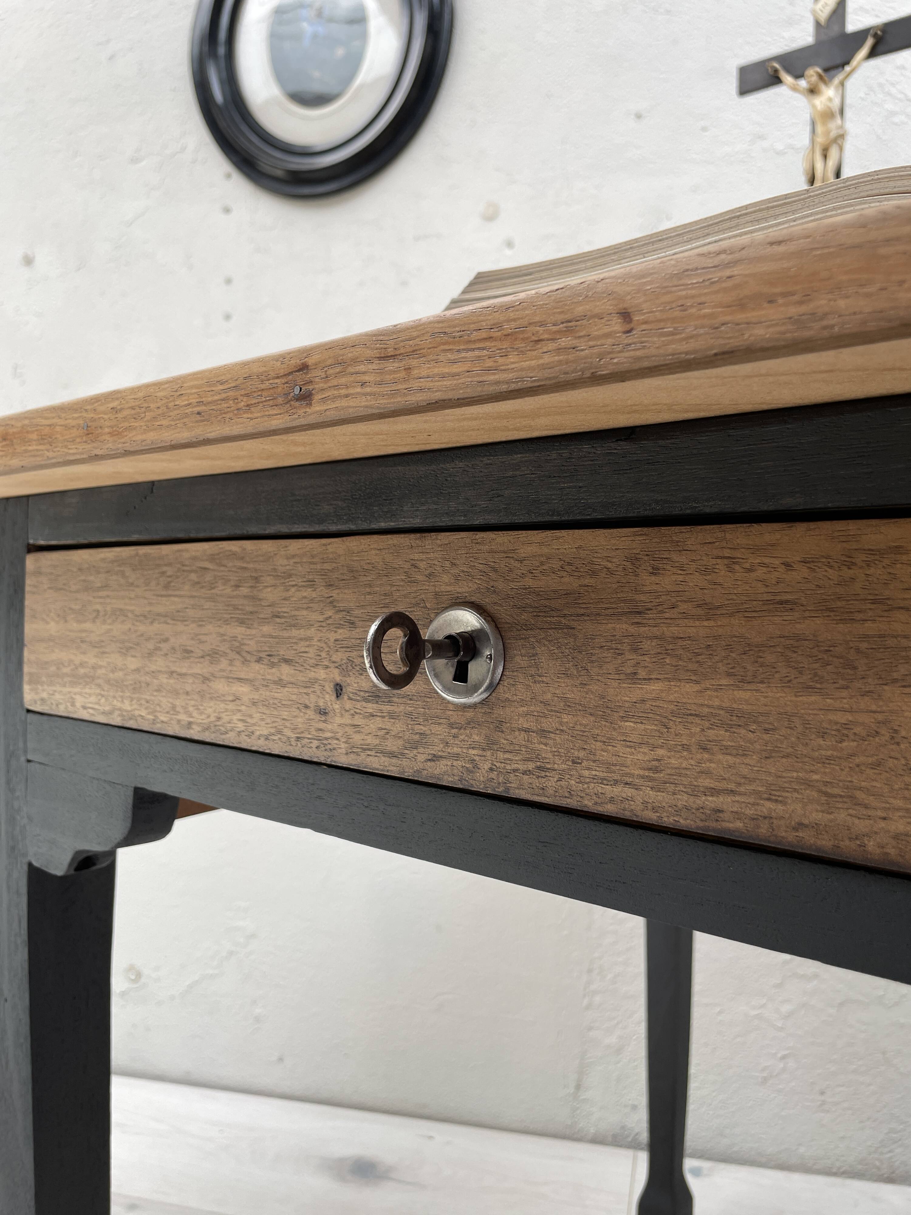 Bureau en bois peint