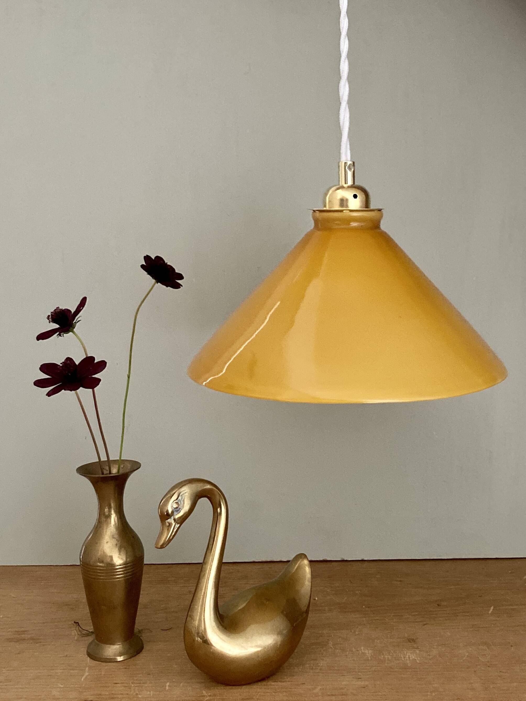 Suspension lampshade in yellow and white opaline