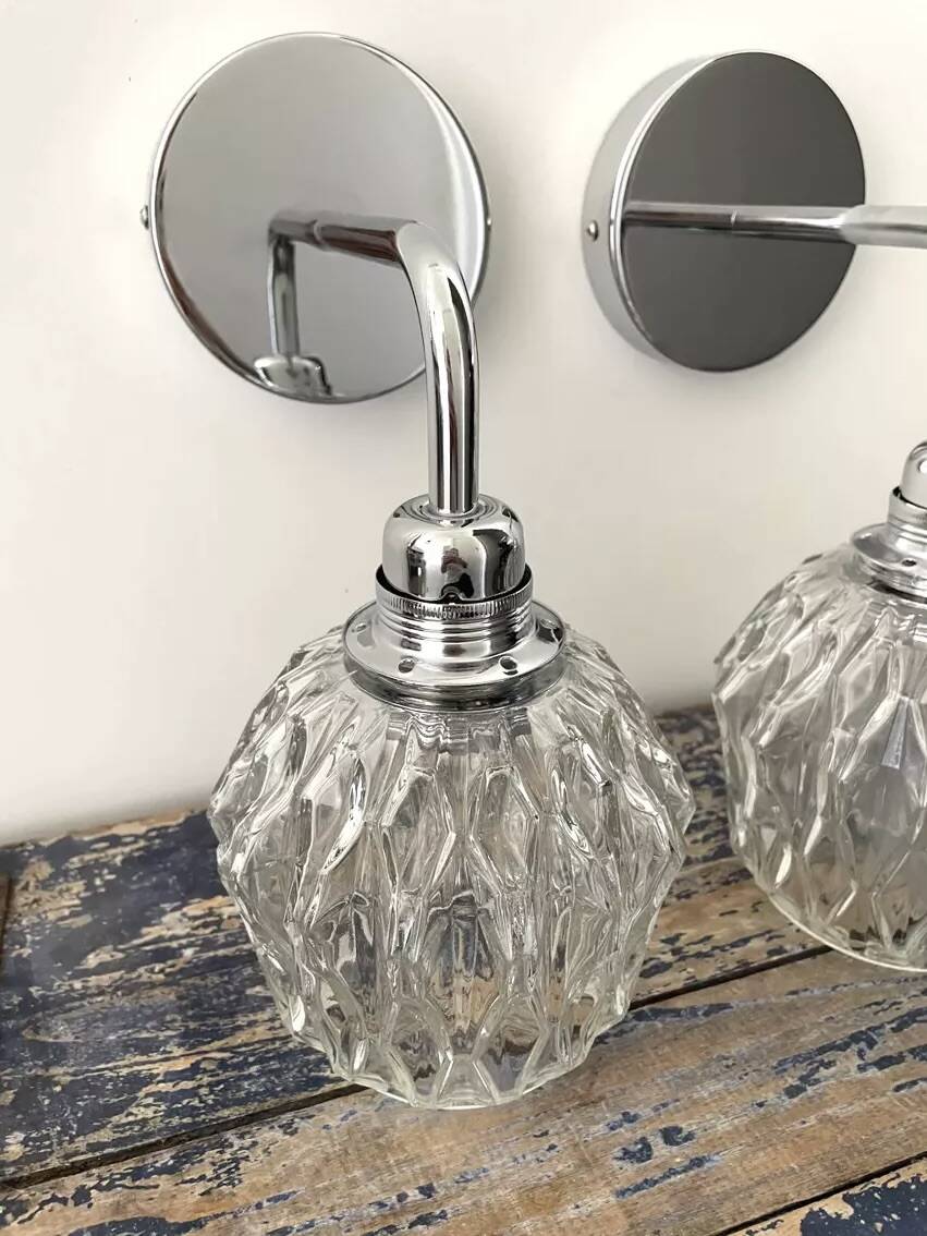 Paire d’appliques vintage chromées en verre ciselé