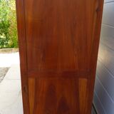 Armoire en noyer  ouvrant par 2 portes et un tiroir passe partout par ses dimensions