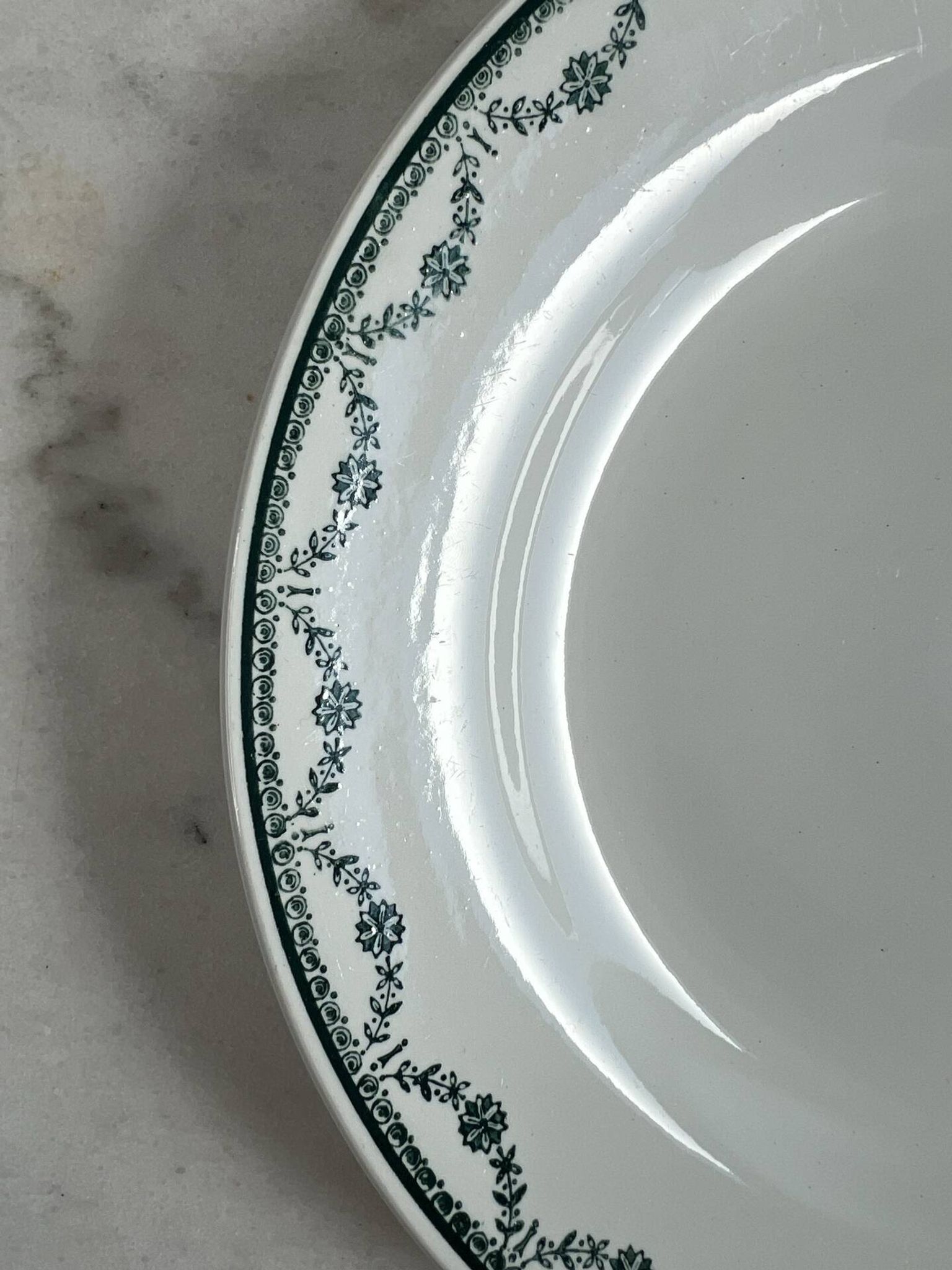 12 assiettes plates en faïence de Saint Amand