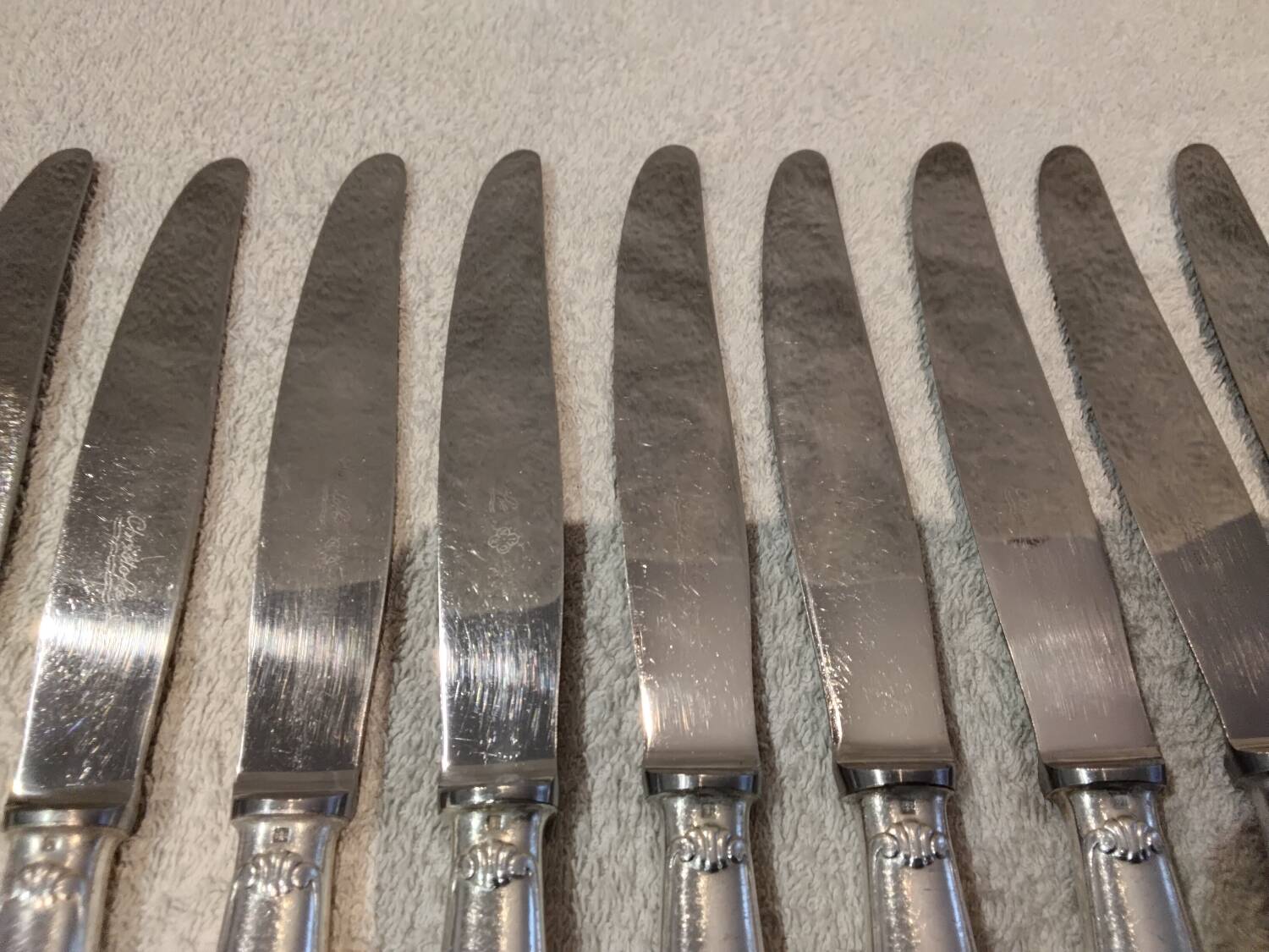 12 silver-plated table knives by Christofle Vendôme, 24.5cm
