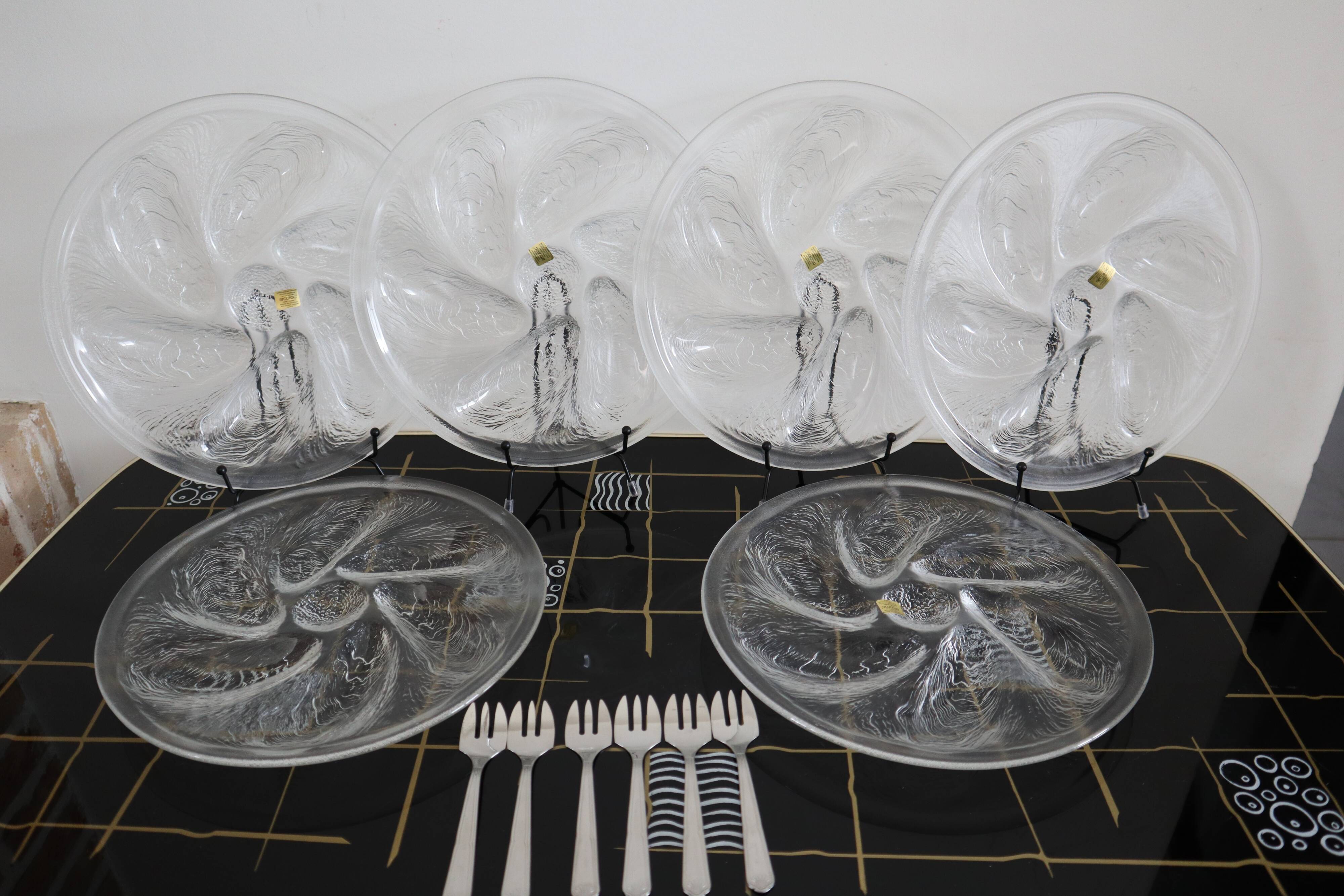 6 oyster plates and its 6 embossed glass forks, 1970s