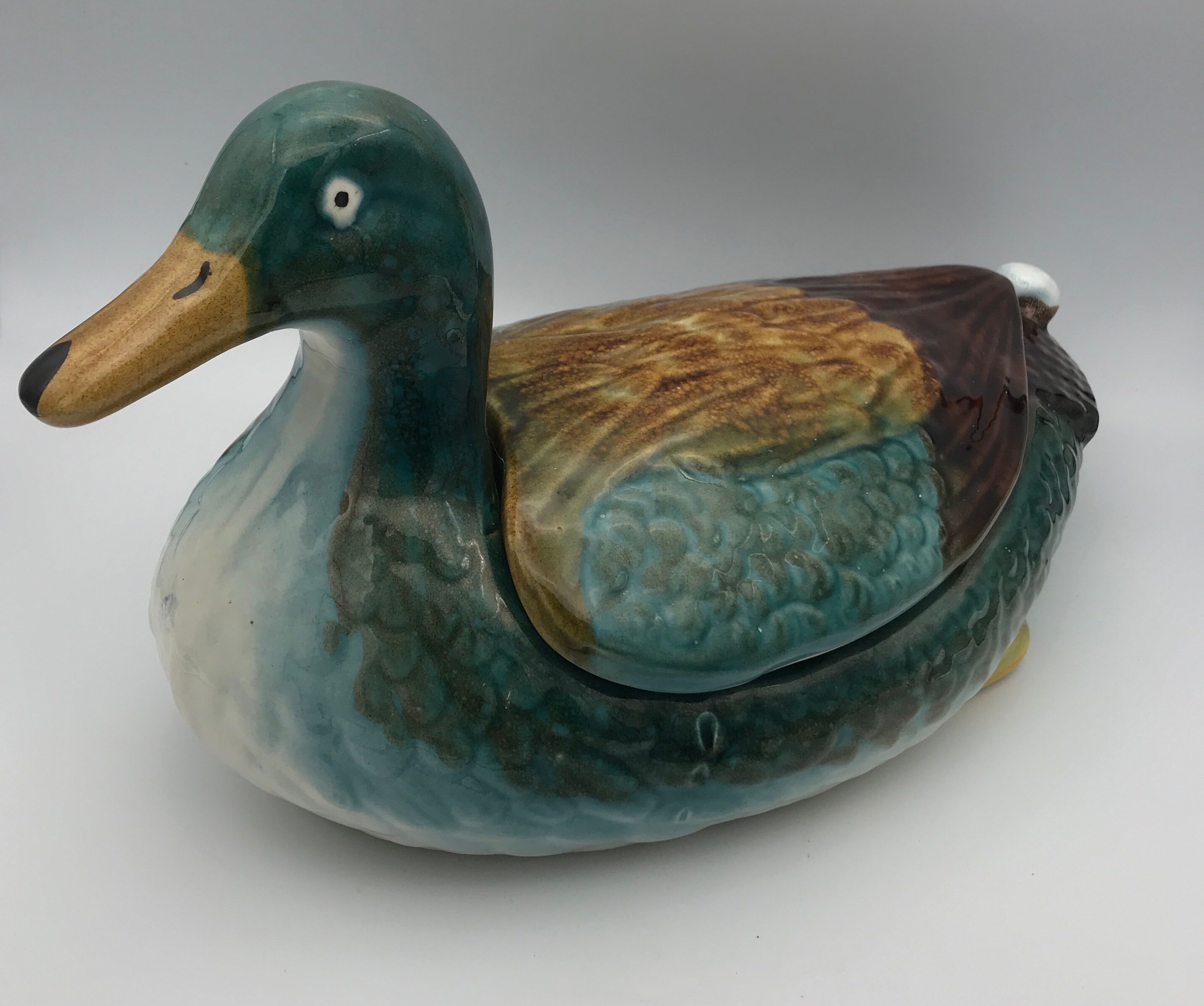 Soupière centrale, plat et couvercle en céramique émaillée polychrome, forme canard