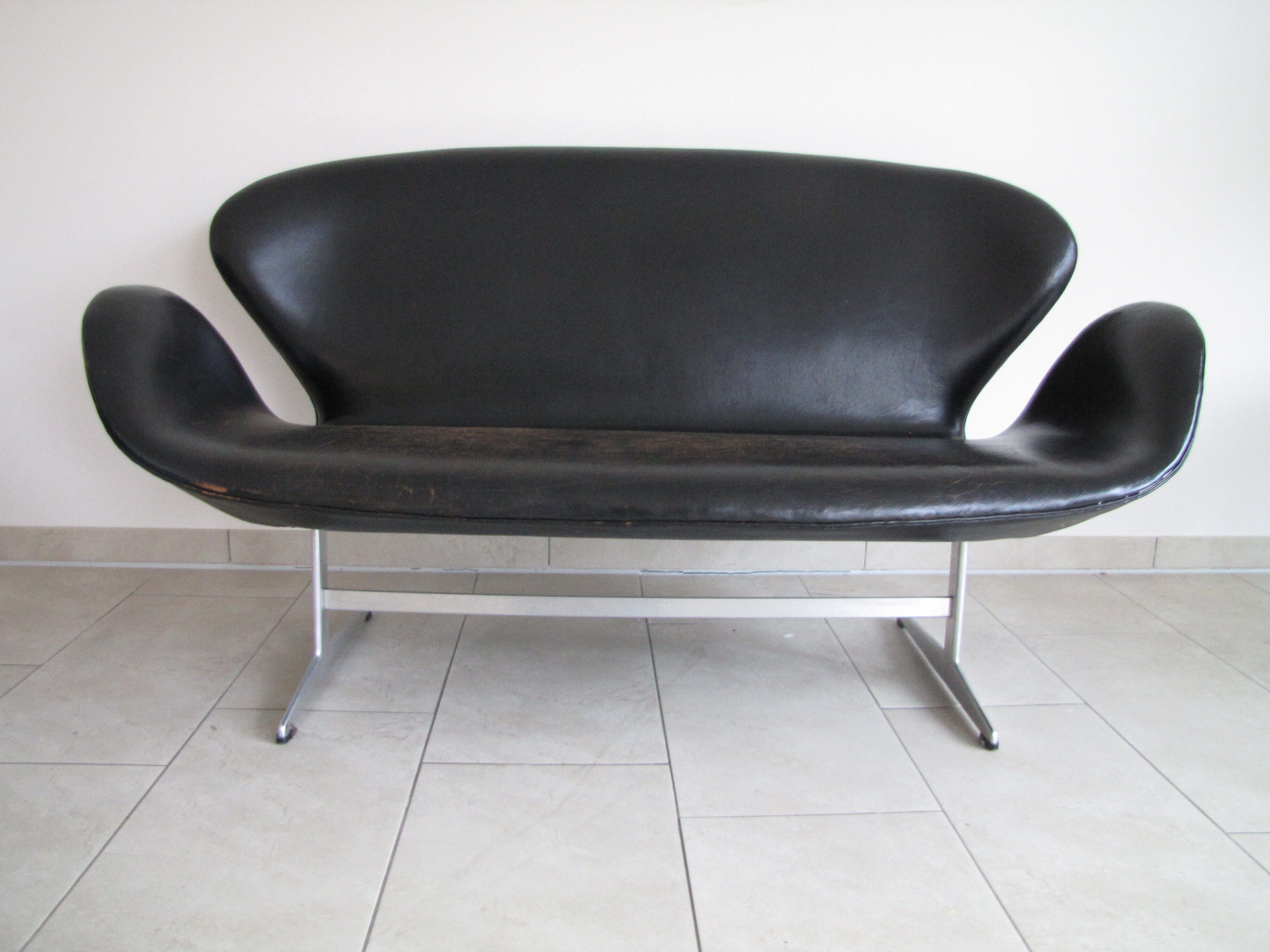 Vintage Model 3321 Swan Sofa by Arne Jacobsen for Fritz Hansen, 1960s