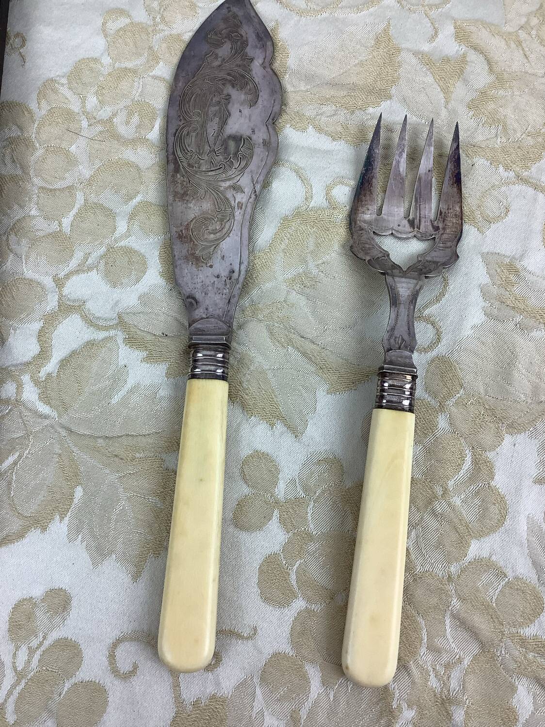 Antique fish service