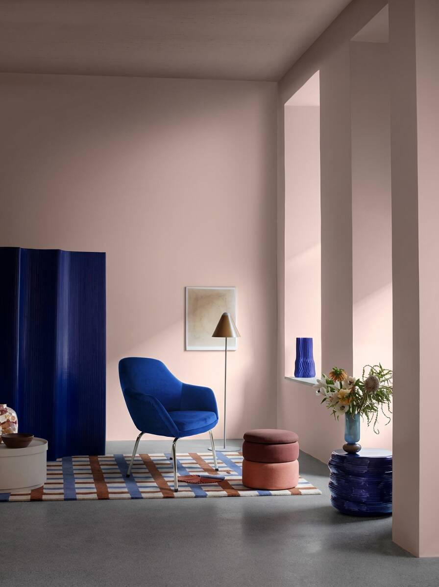 Royal blue shell chair