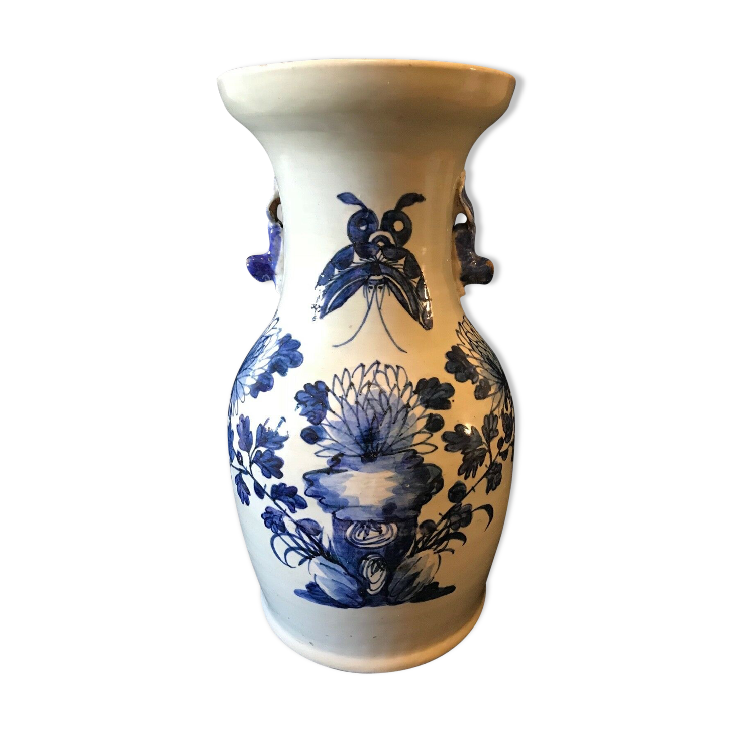 Vase balustre en porcelaine blanc bleu sous couverte céladon XIXe
