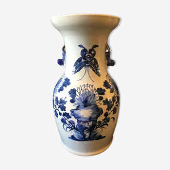 Vase balustre en porcelaine blanc bleu sous couverte céladon XIXe