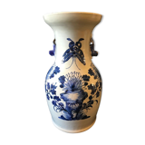 Vase balustre en porcelaine blanc bleu sous couverte céladon XIXe