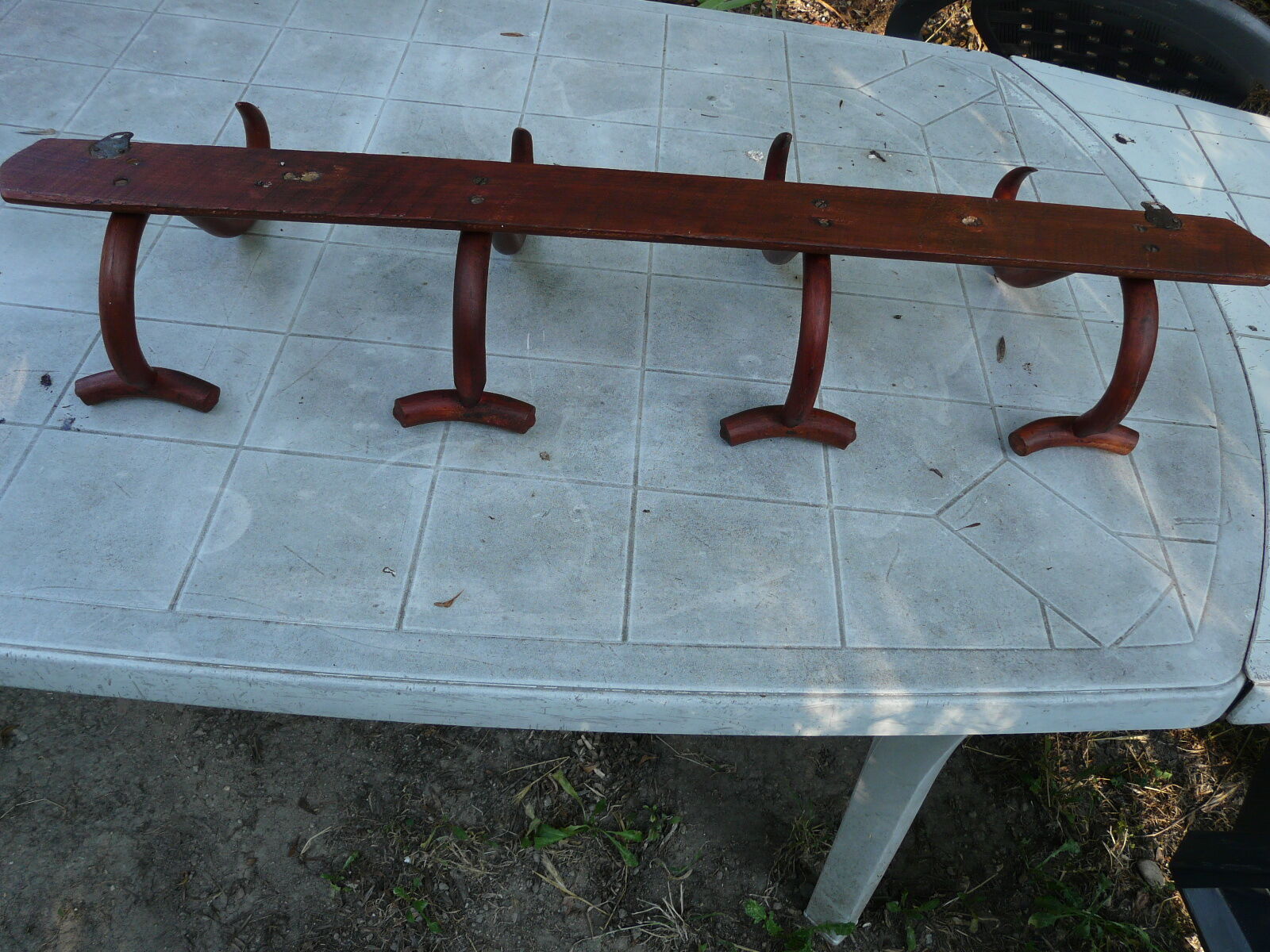 Coat rack with four double curved wooden pads