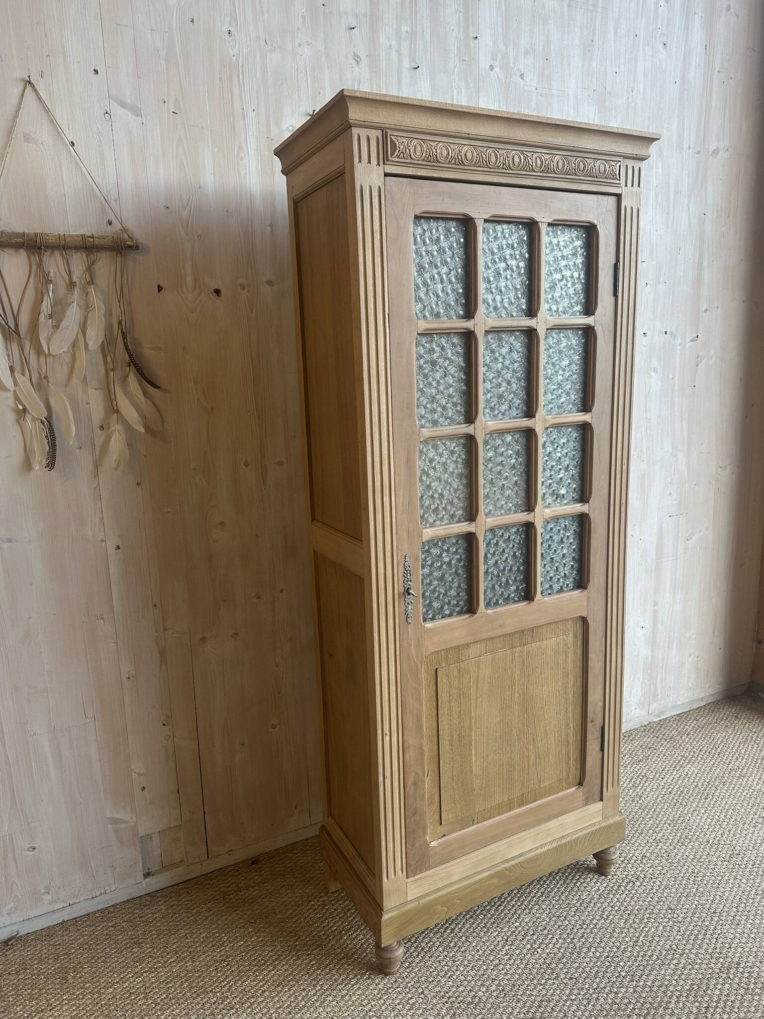 Antique display cabinet in oak and walnut, Louis XVI style.