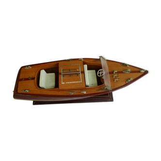 Maquette bateau moteur