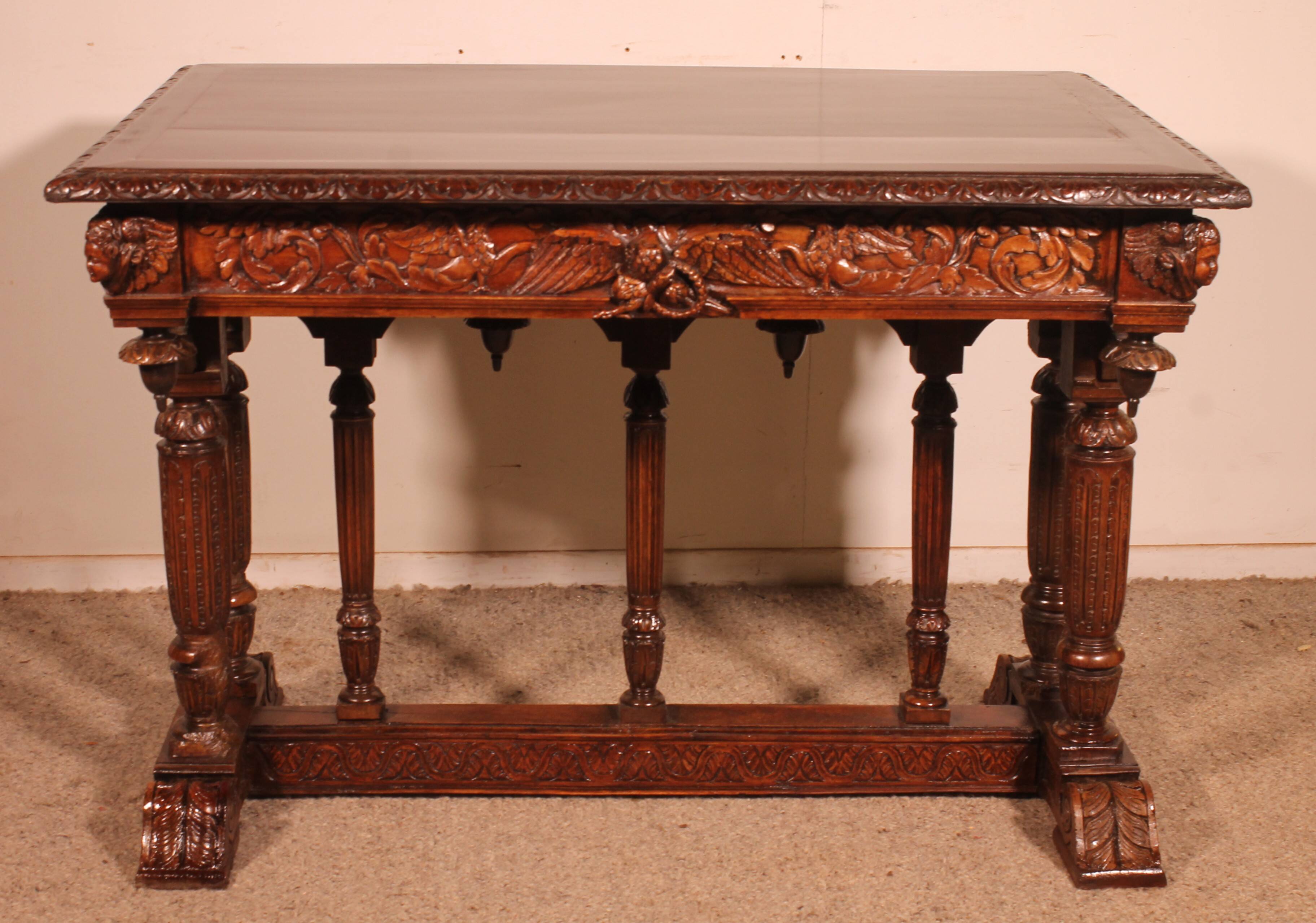 Table de milieu d'époque Renaissance en noyer
