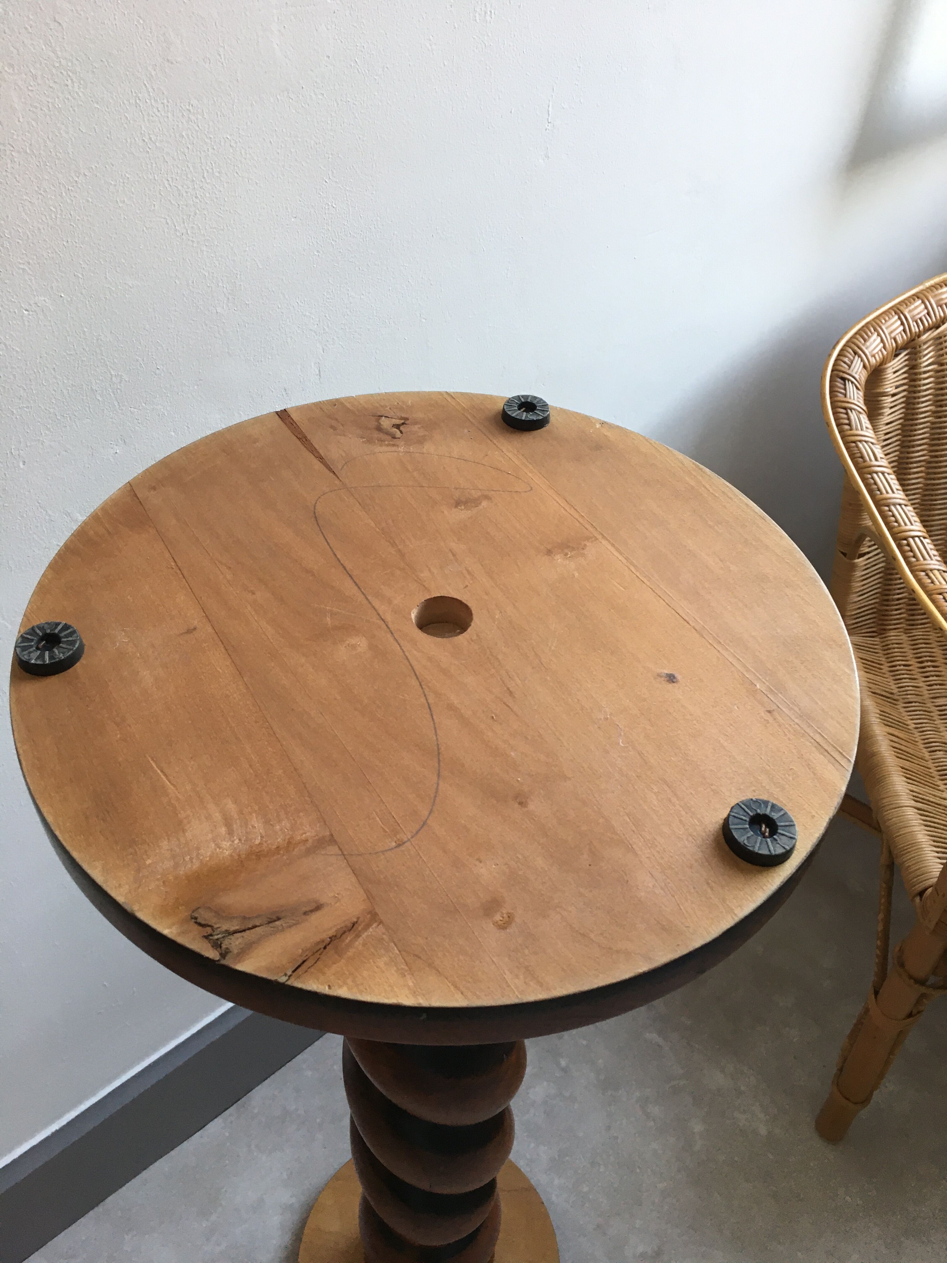 Style press screw side table