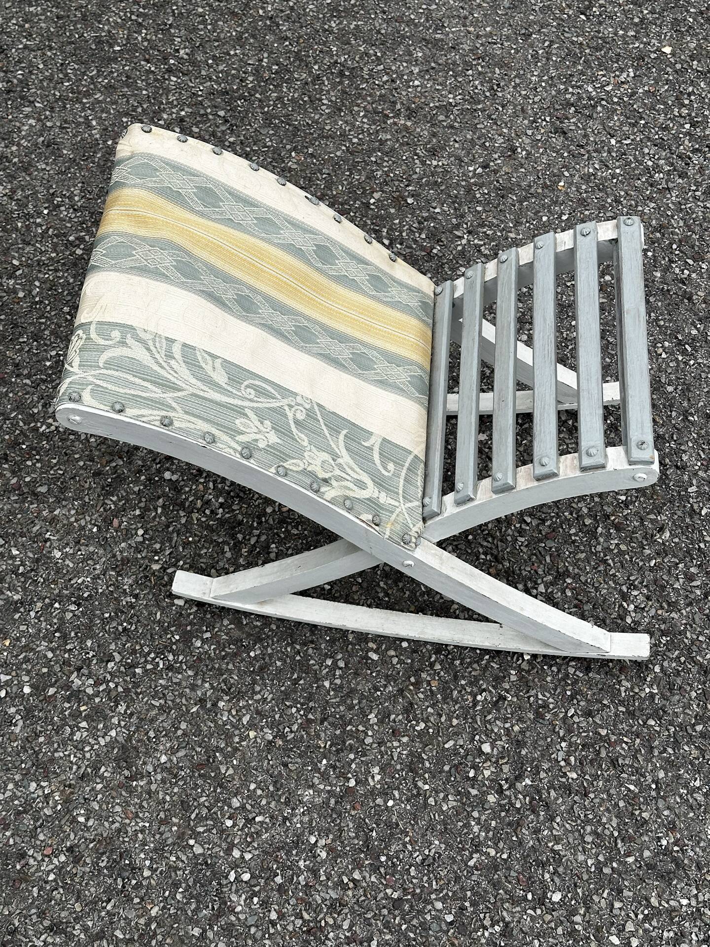 Chauffeuse de style Louis XV avec repose-pieds assorti – XXe siècle
