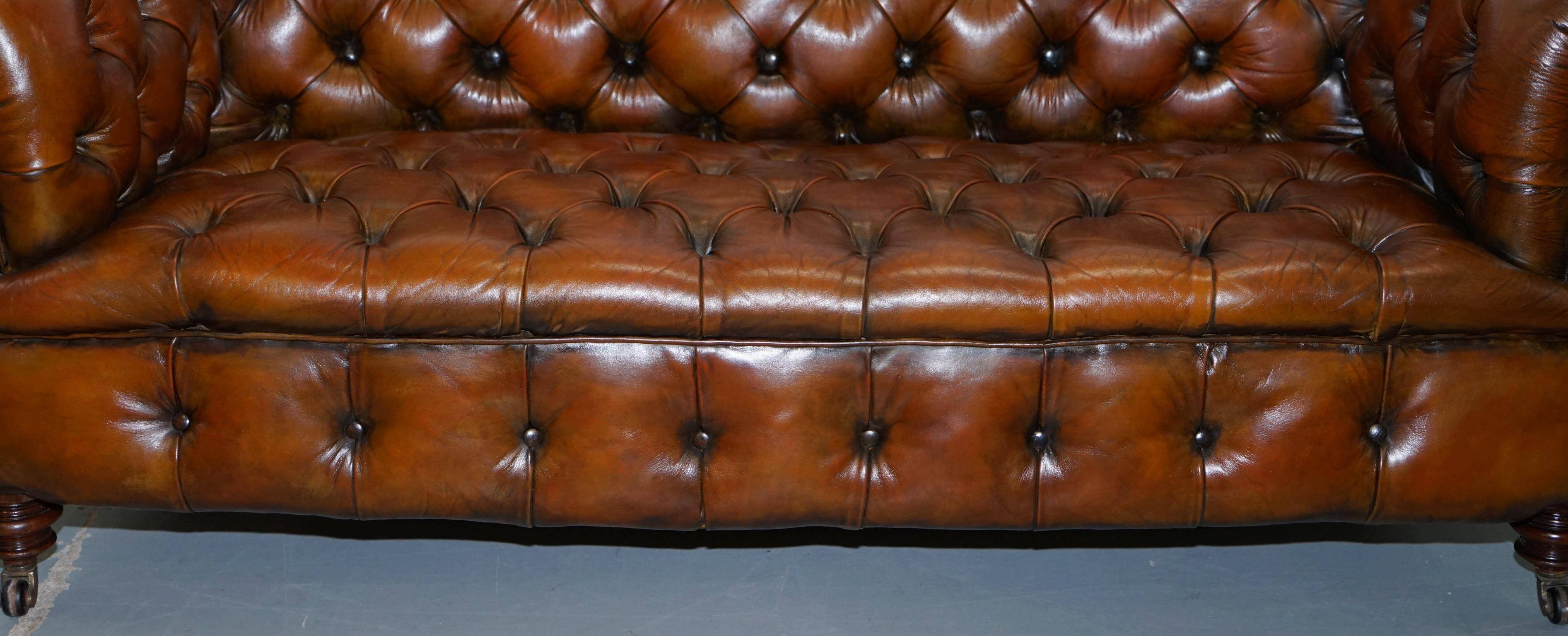 Victorian Chesterfield canapé from 1890 in restored leather, stamped Cornelius V. Smith.