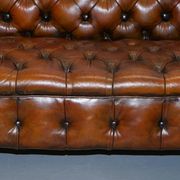 Victorian Chesterfield canapé from 1890 in restored leather, stamped Cornelius V. Smith.
