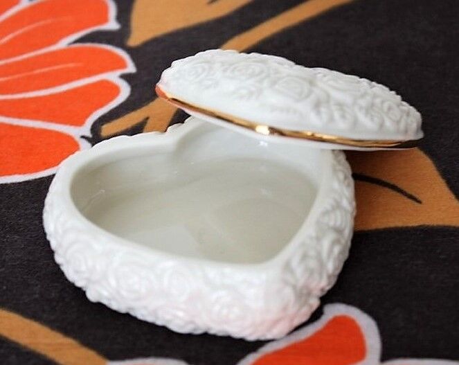 Porcelain heart box