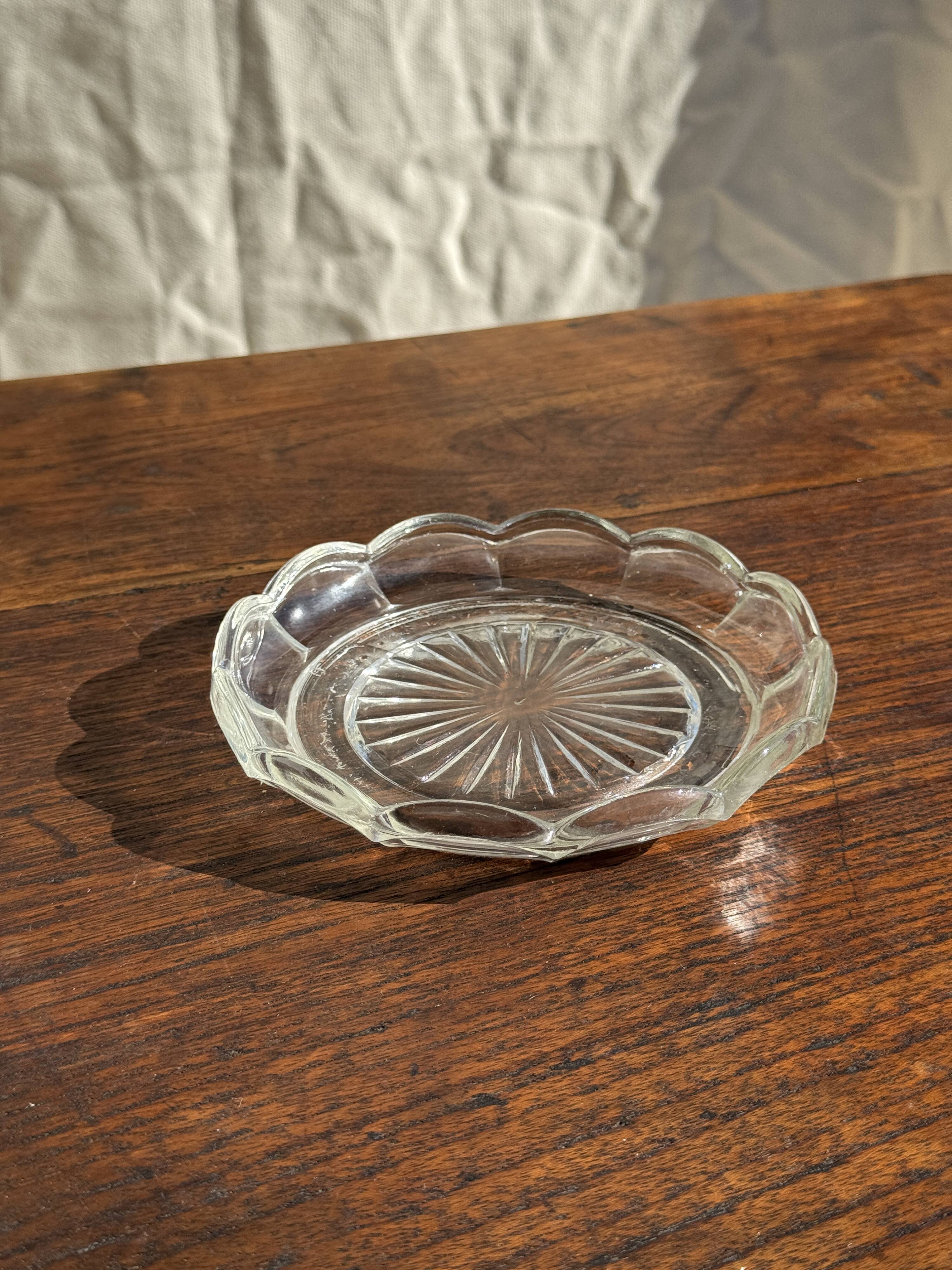 Cendrier vintage en verre moulé en forme de fleur D14 H2,5