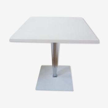 Table bistrot top top de Philippe Starck éditée par Kartell
