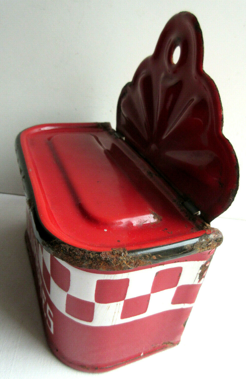 Former Art Deco matchbox in sheet metal enamelled with red and white tiles