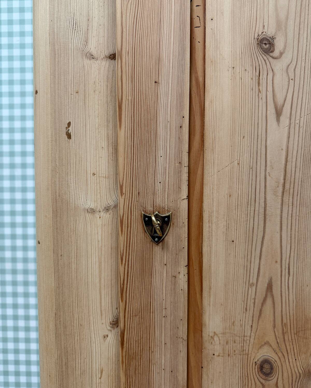 English bonnet maker with wardrobe (renovated)