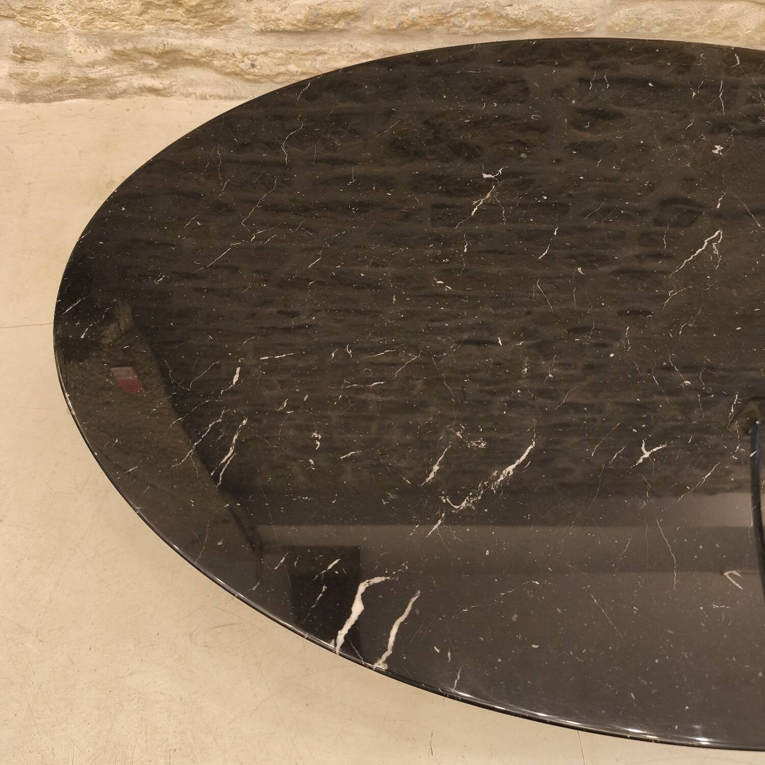 Oval tulip coffee table in Marquina marble, design Eero Saarinen for Knoll