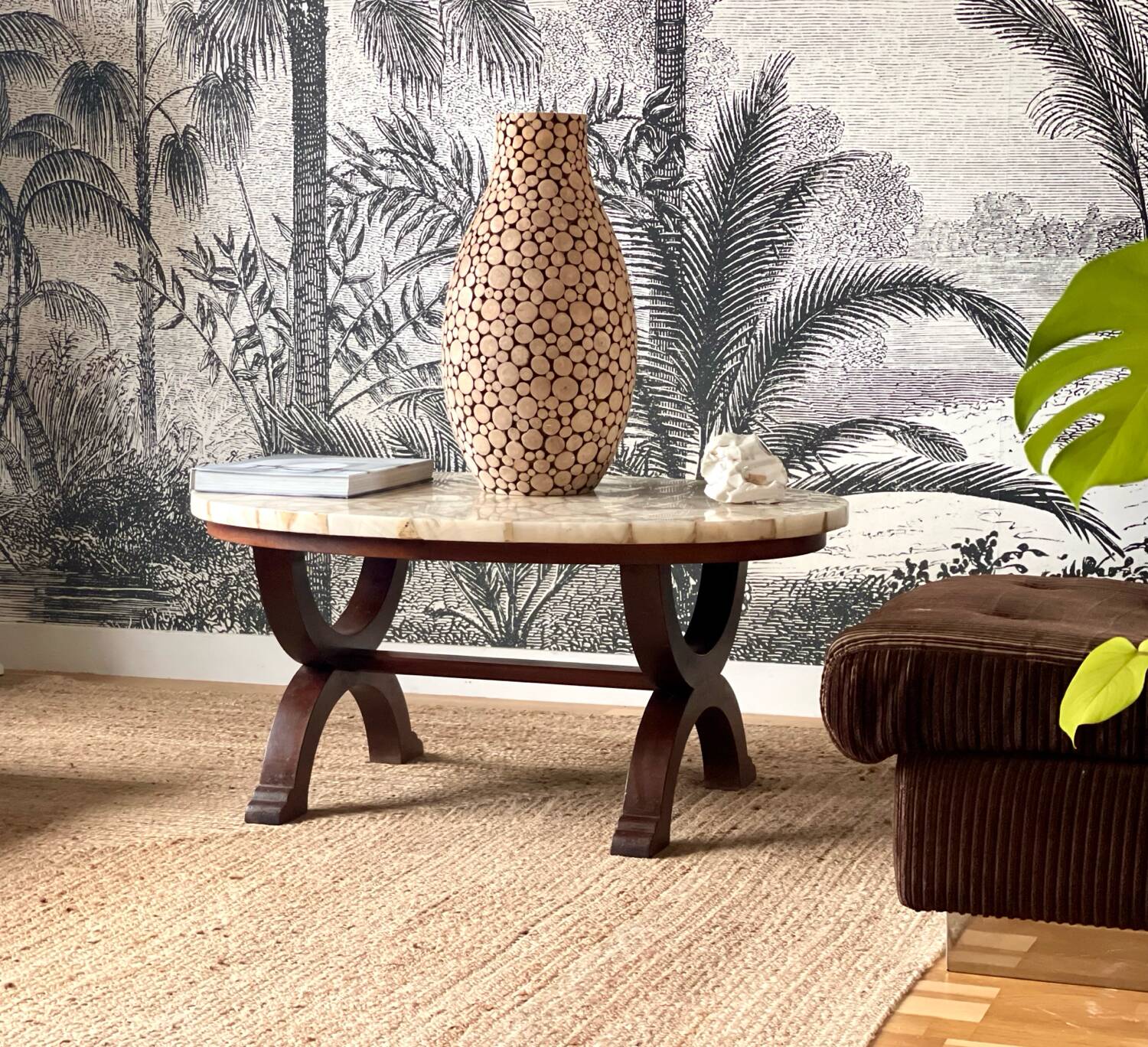 Coffee table in wood, marble and onyx.