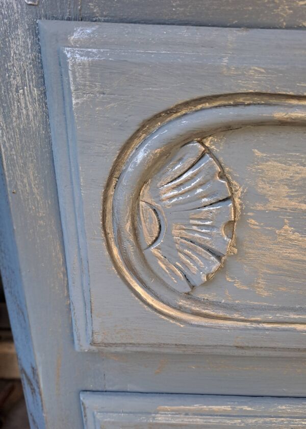 Commode en bois massif peinte gris et patiné argent  1940 à 3 tiroirs