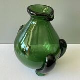 Étonnant pichet ; verseuse ou carafe tripode vintage en verre vert soufflé et travaillé à chaud