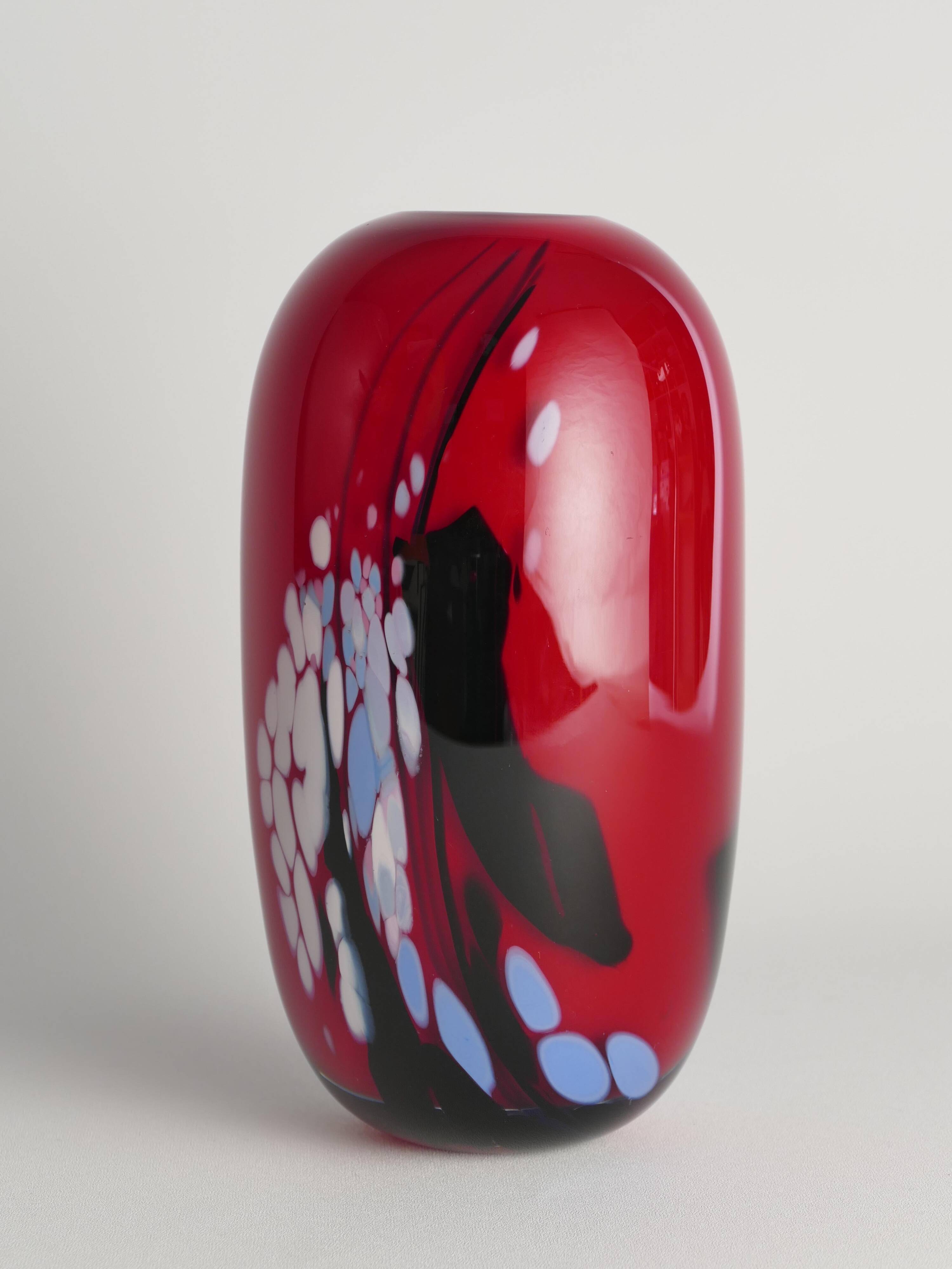Vase en verre artistique rouge cerise unique par Mikael Axenbrant, Suède 1990