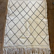 Tapis berbère en laine beige à  losanges 140x105