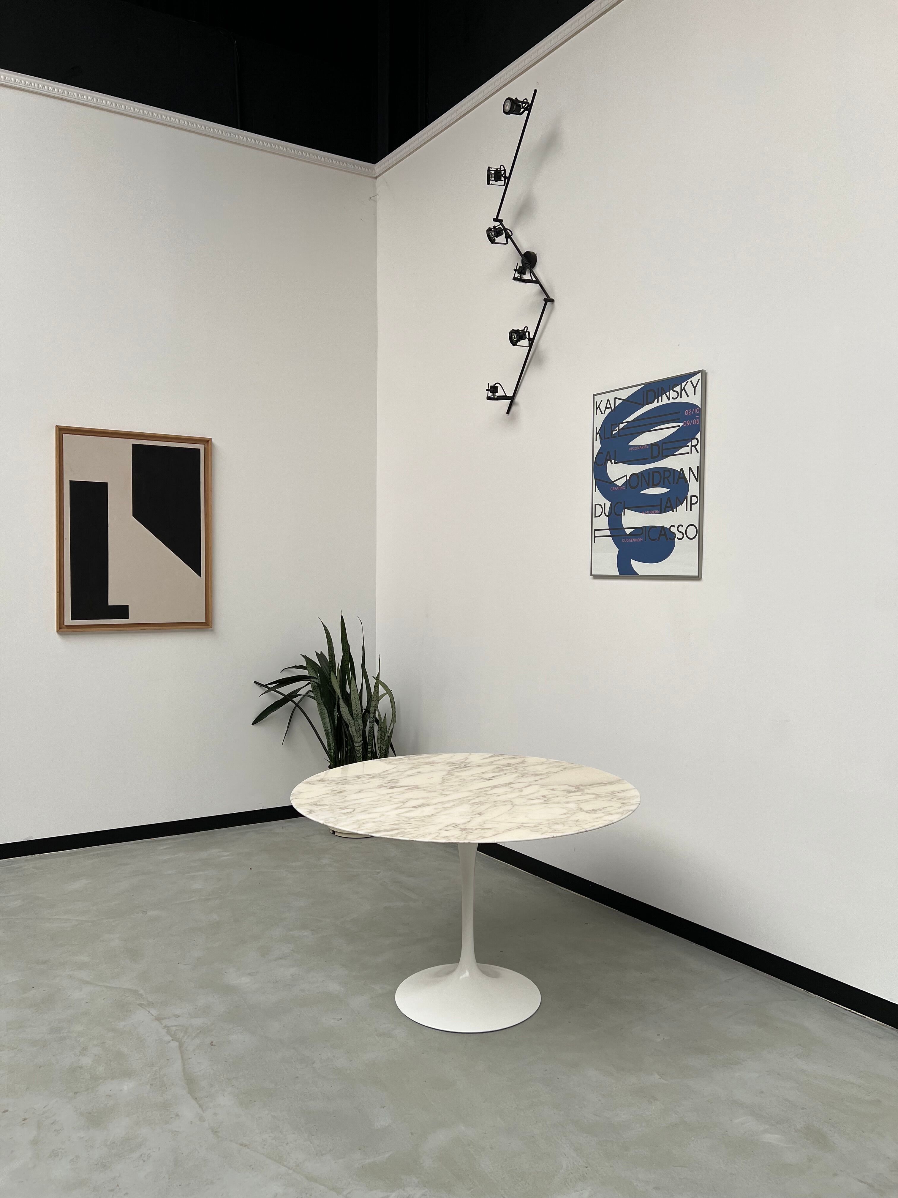 Florence Knoll round table, marble top and tulip base, circa 1960, Eero Saarinen