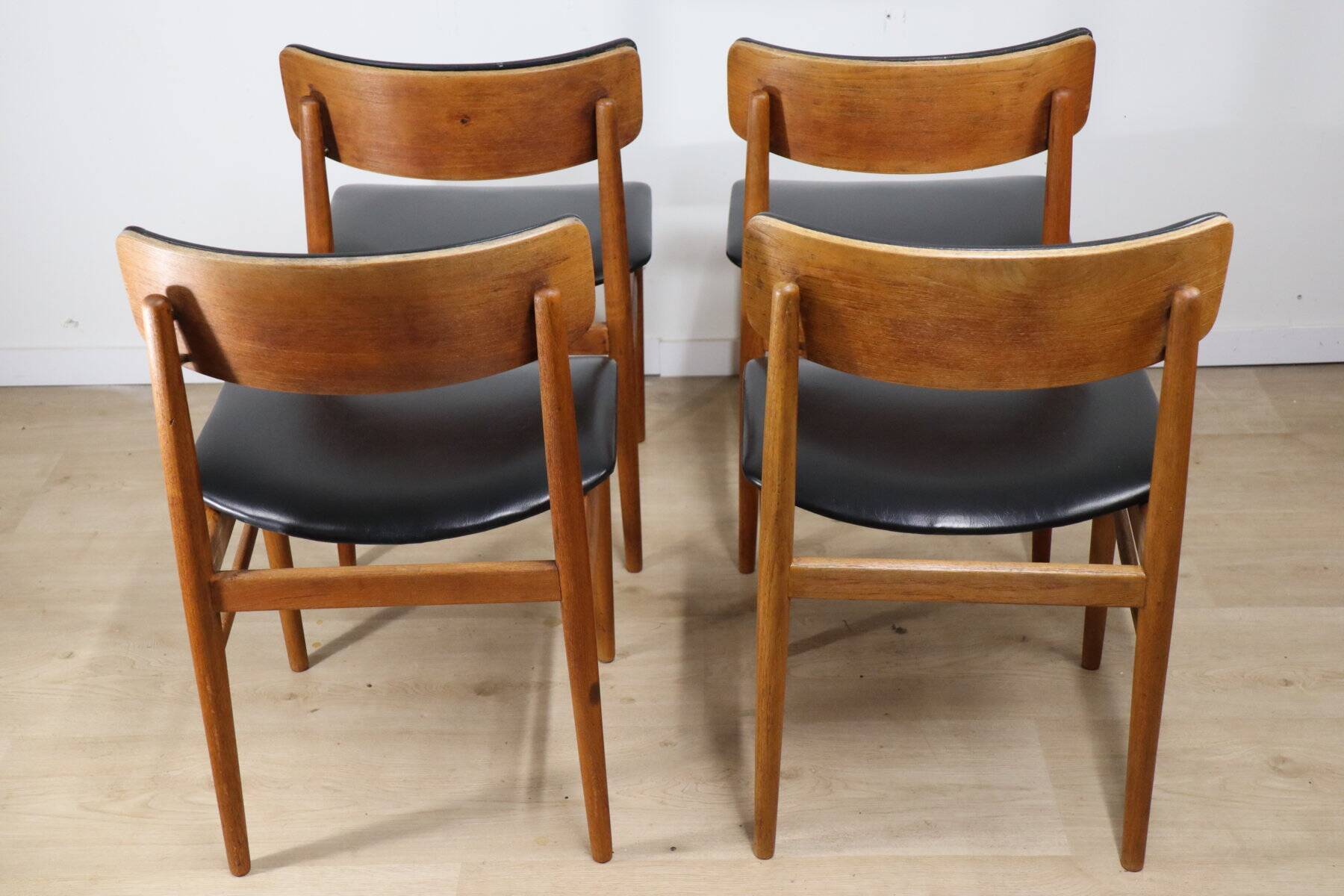 Set of 4 Scandinavian chairs in teak and black faux leather – 1960s
