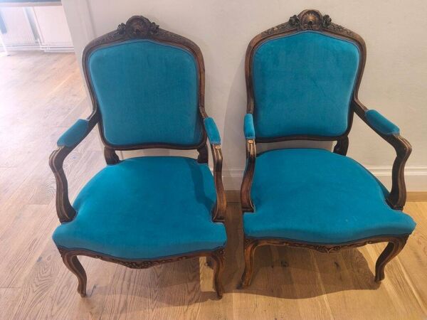 Paire de fauteuils cabriolets Louis XV restaurés et retapissés à neuf