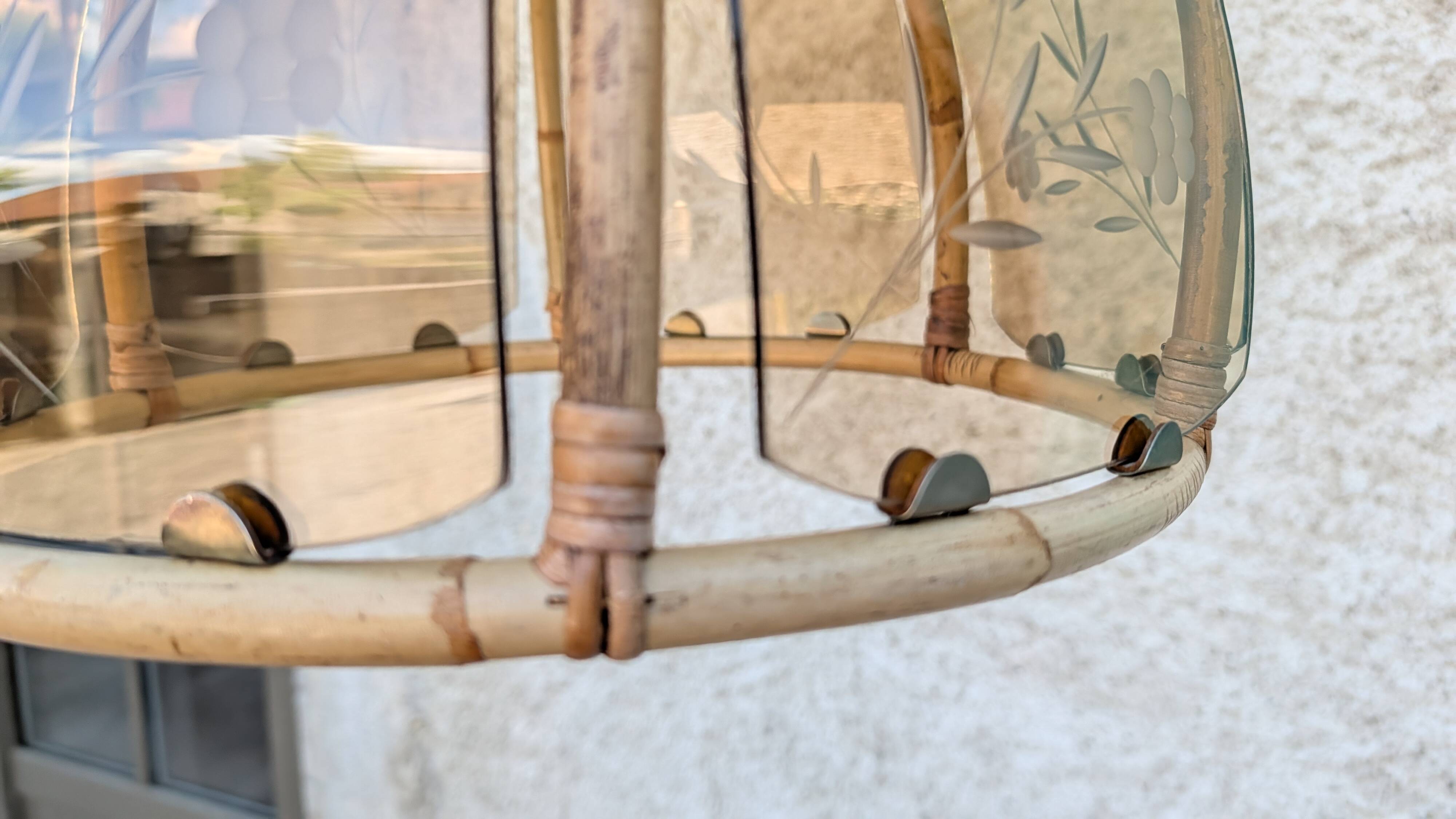 Suspension vintage rotin et verre fumé gravé – années 70