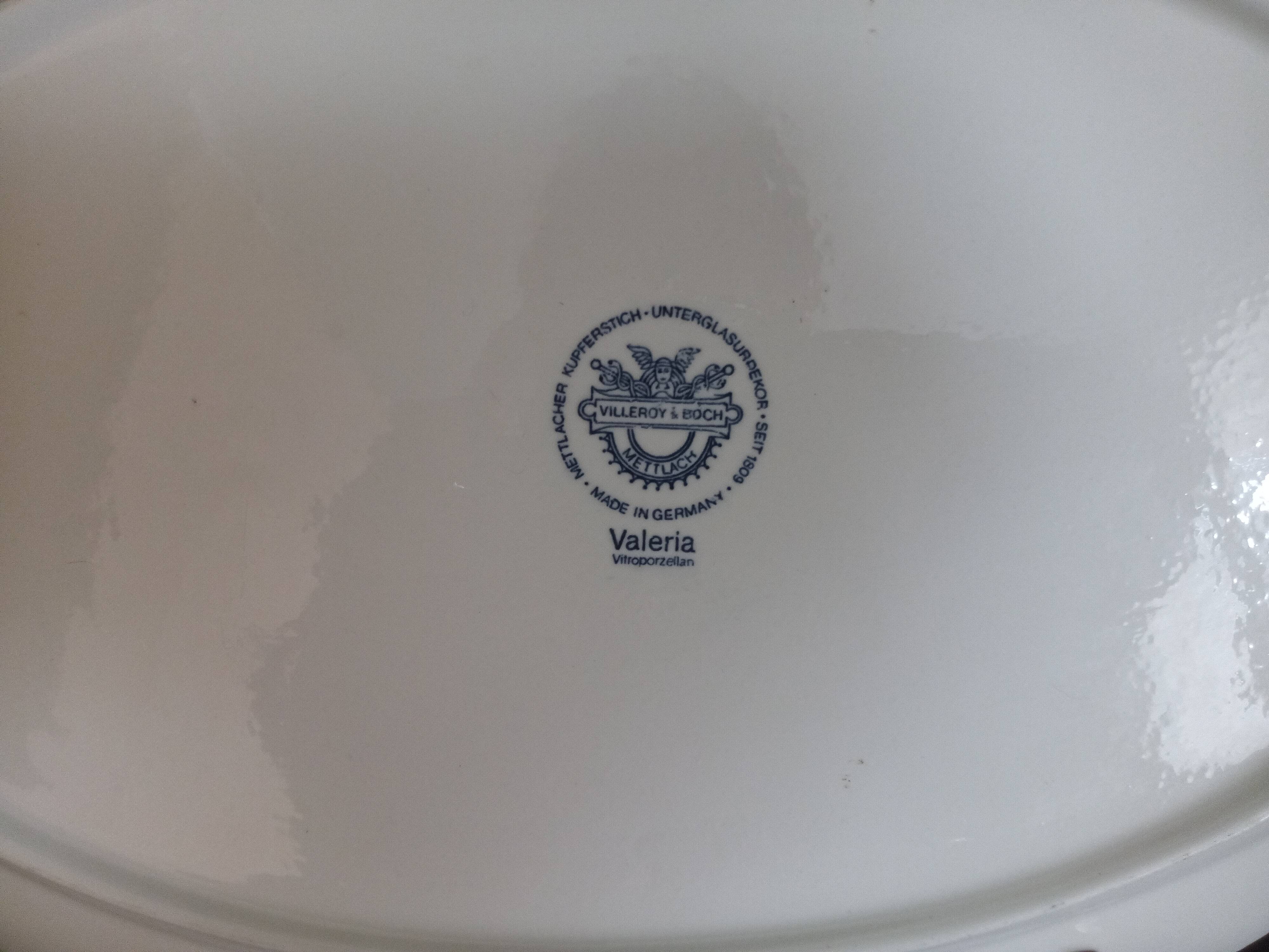 Plat de forme ovale en porcelaine Villeroy & Boch, modèle "Valeria"