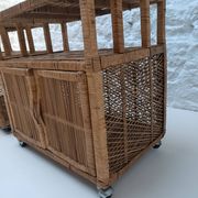 Paire de buffets en rotin vintage (Buri ) sur roulettes