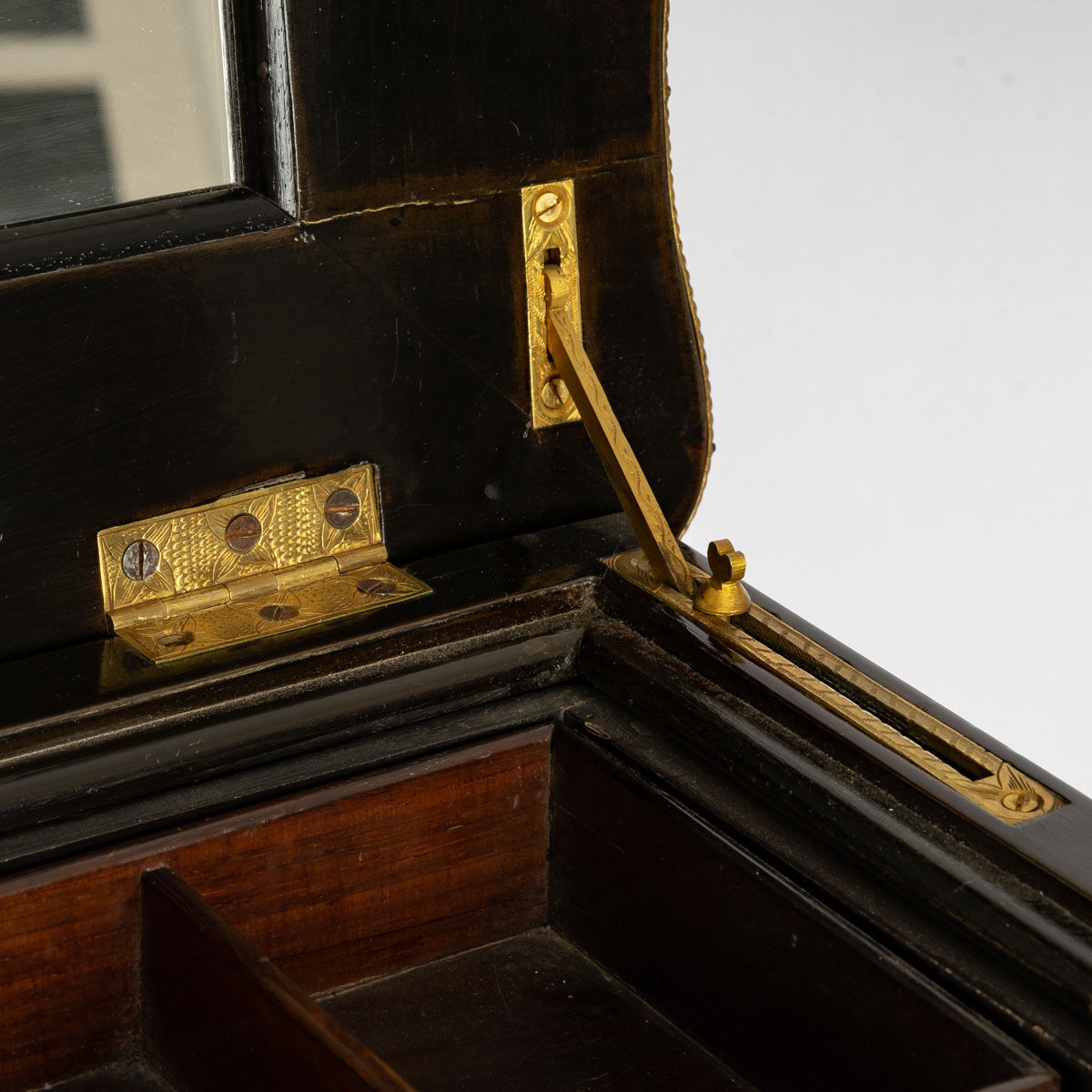 Blackened Natural Wood Worker - Rosewood Marquetry - Louis XV Style - Period: XIXth