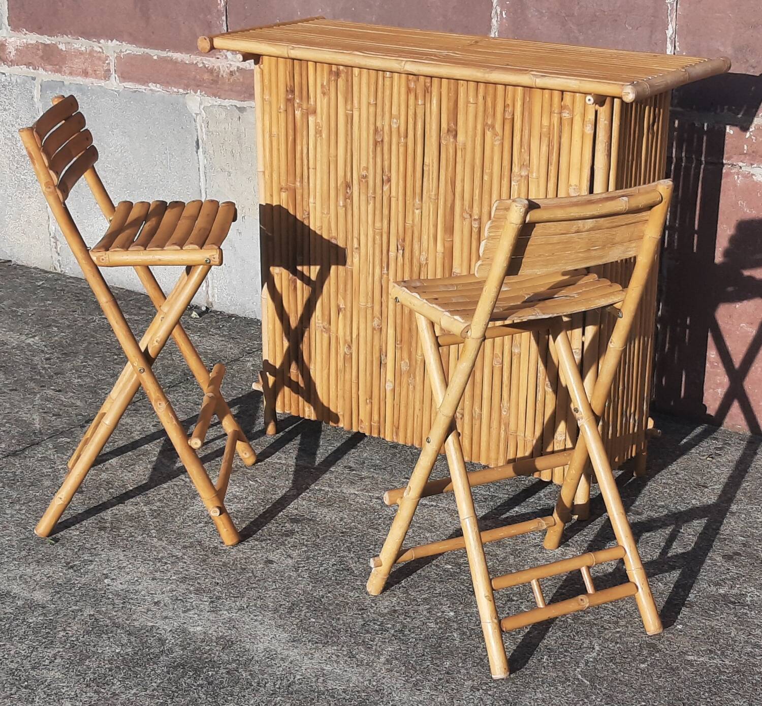 Bamboo counter or bar. (With 2 folding high chairs)