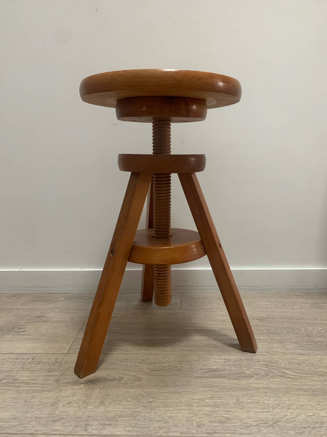 Watchmaker's stool with screw