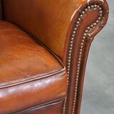 Magnifique fauteuil classique en peau de mouton avec une belle apparence et une assise confortable