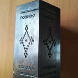 Coffret à bijoux à ouverture secrète en bois massif